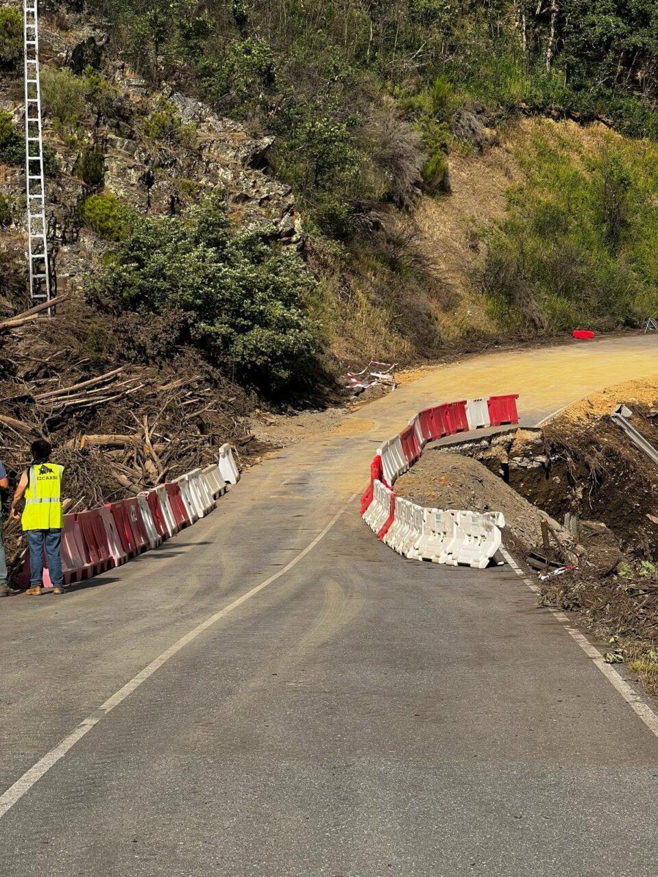 Estado de la carretera de acceso al Valle de Fornela con obras en curso.