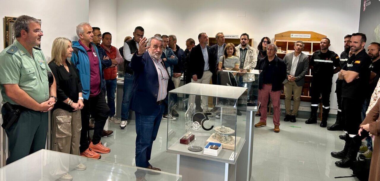 Celebración del 60 aniversario de la Cueva de Valporquero con asistentes en un evento