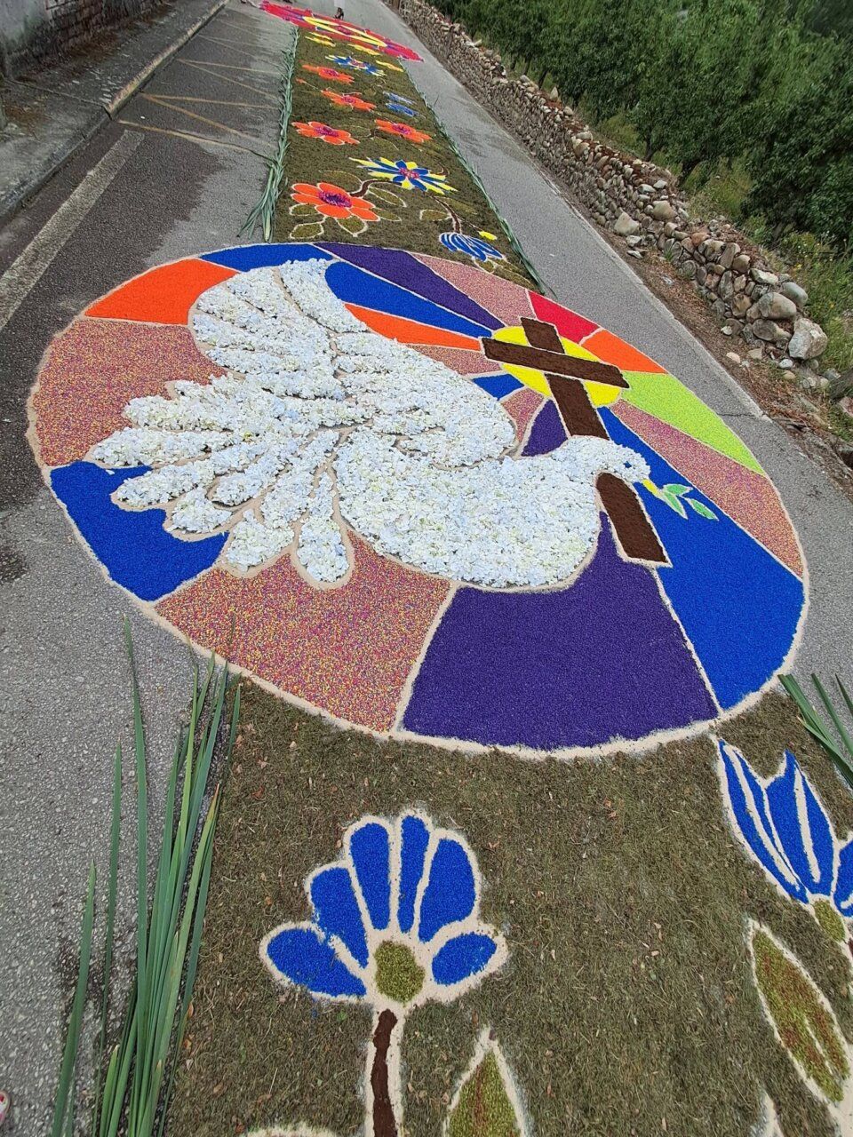 Alfombra floral colorida en Villaverde de la Abadía durante las comuniones