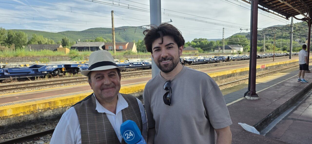 Participantes en la XXIII edición de Toral en Tren en la estación