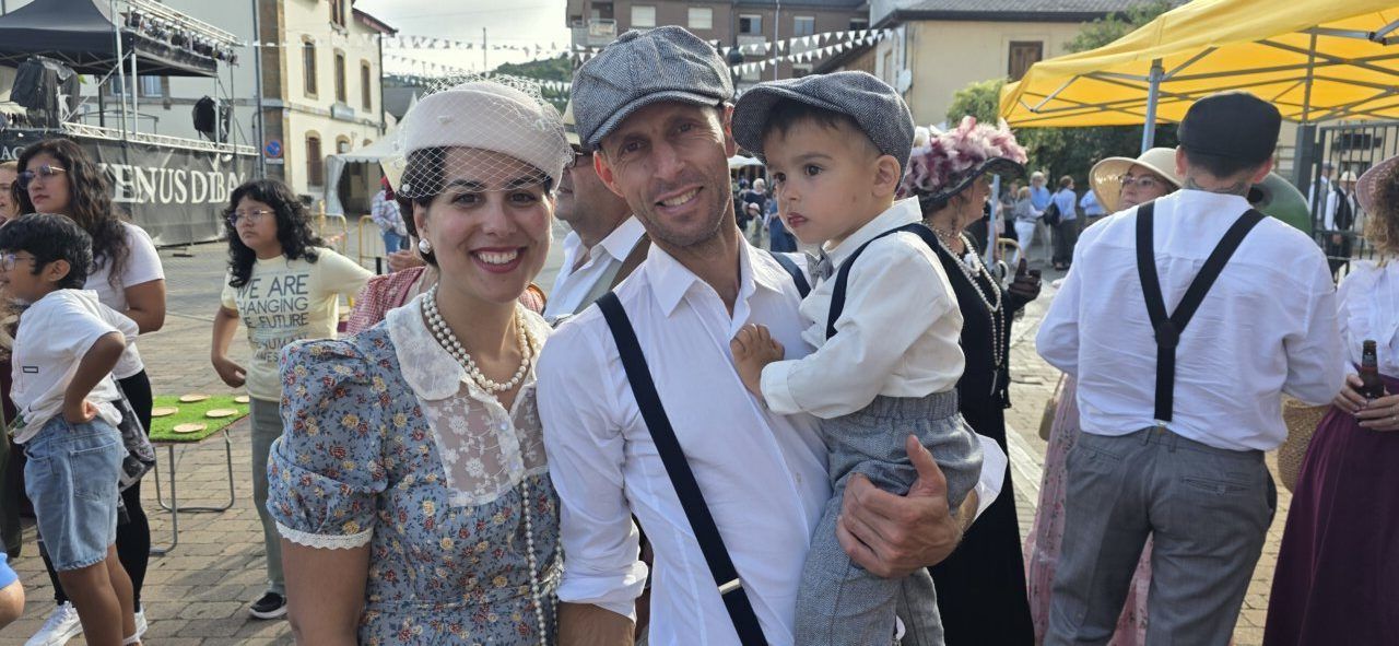 Familia vestida con trajes de época en Toral en Tren