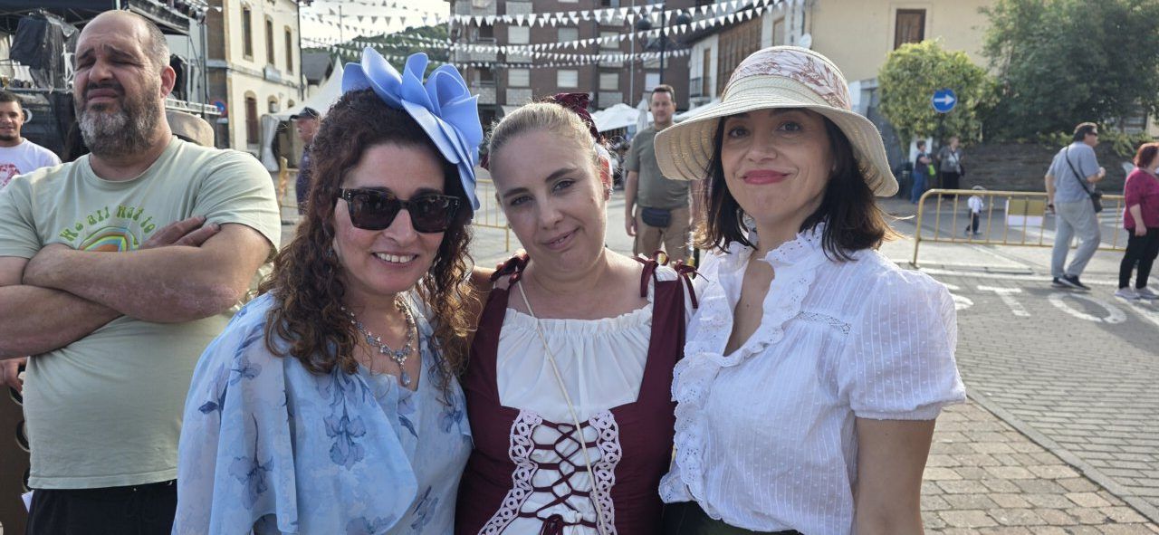 Tres mujeres vestidas con trajes de época en Toral de los Vados