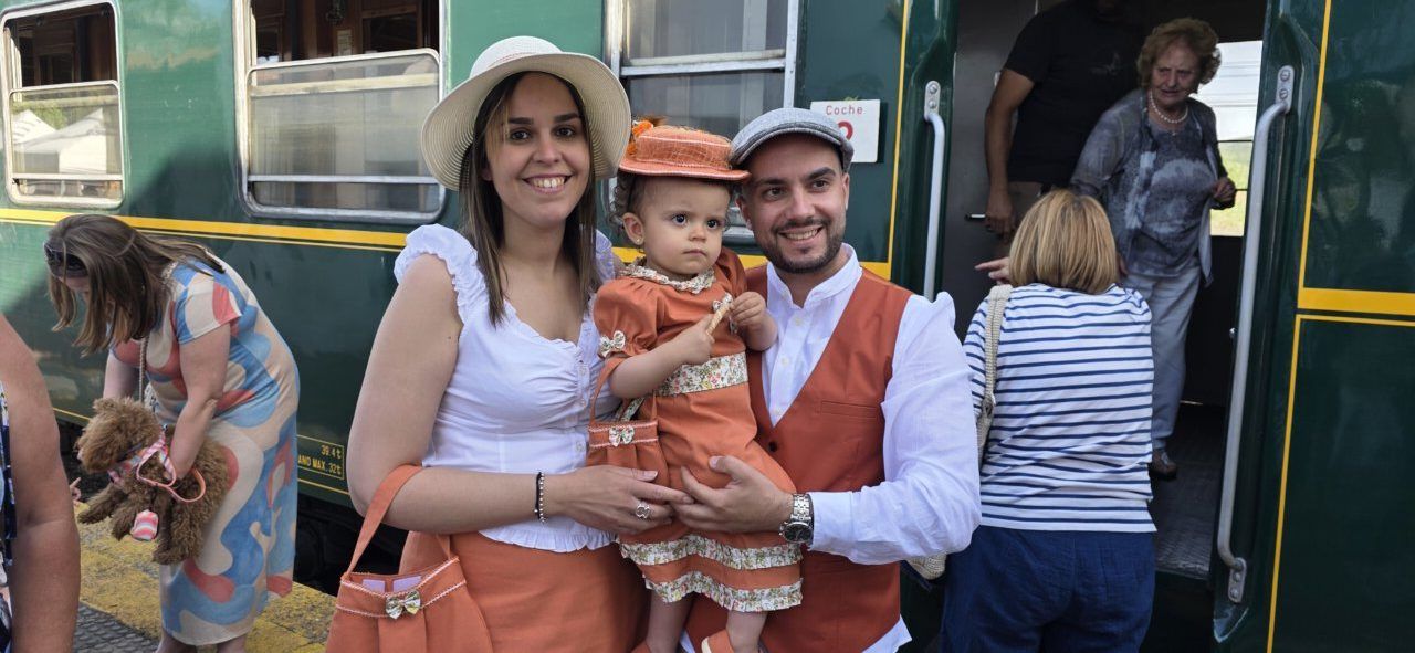 Familia vestida con trajes de época en la XXIII edición de Toral en Tren