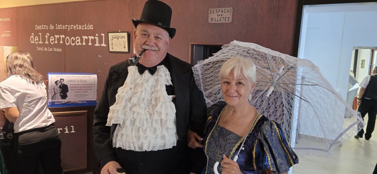 Pareja vestida con trajes de época en el evento Toral en Tren