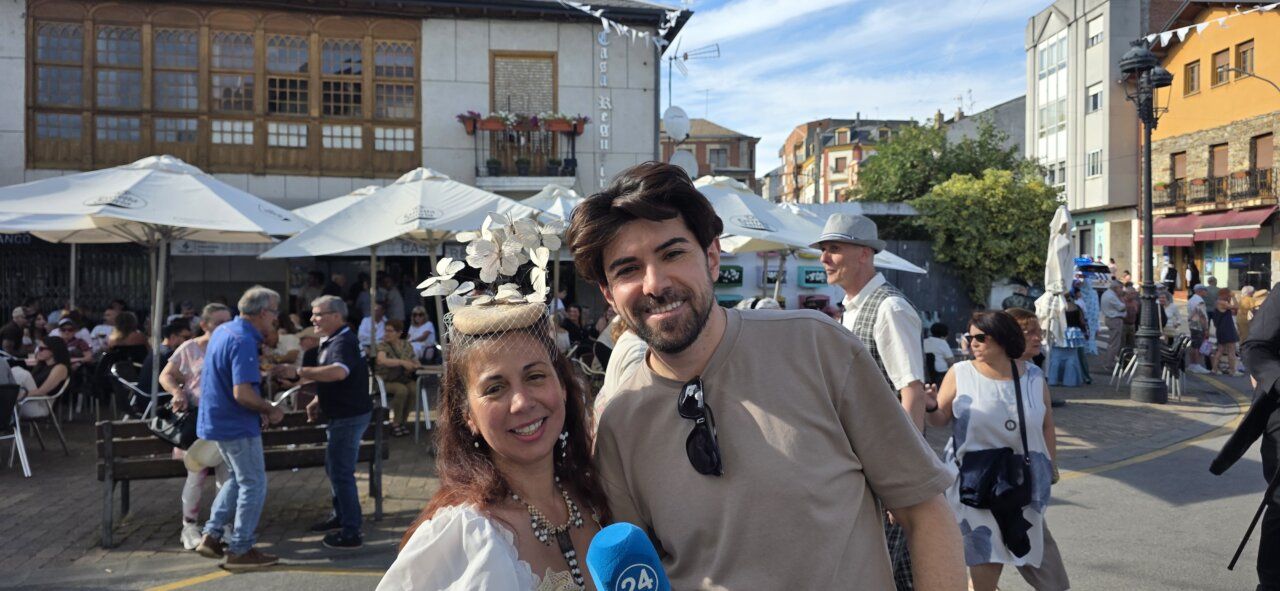 Participantes en la XXIII edición de Toral en Tren con vestimenta de época