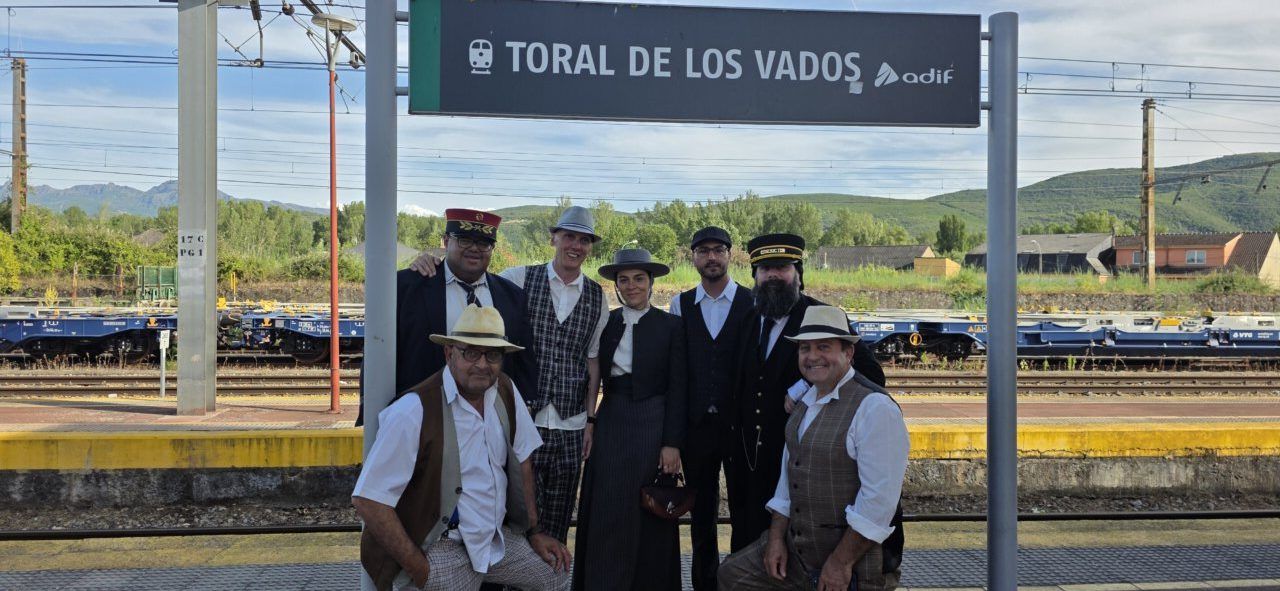 Grupo de personas vestidas de época en la estación de Toral de los Vados