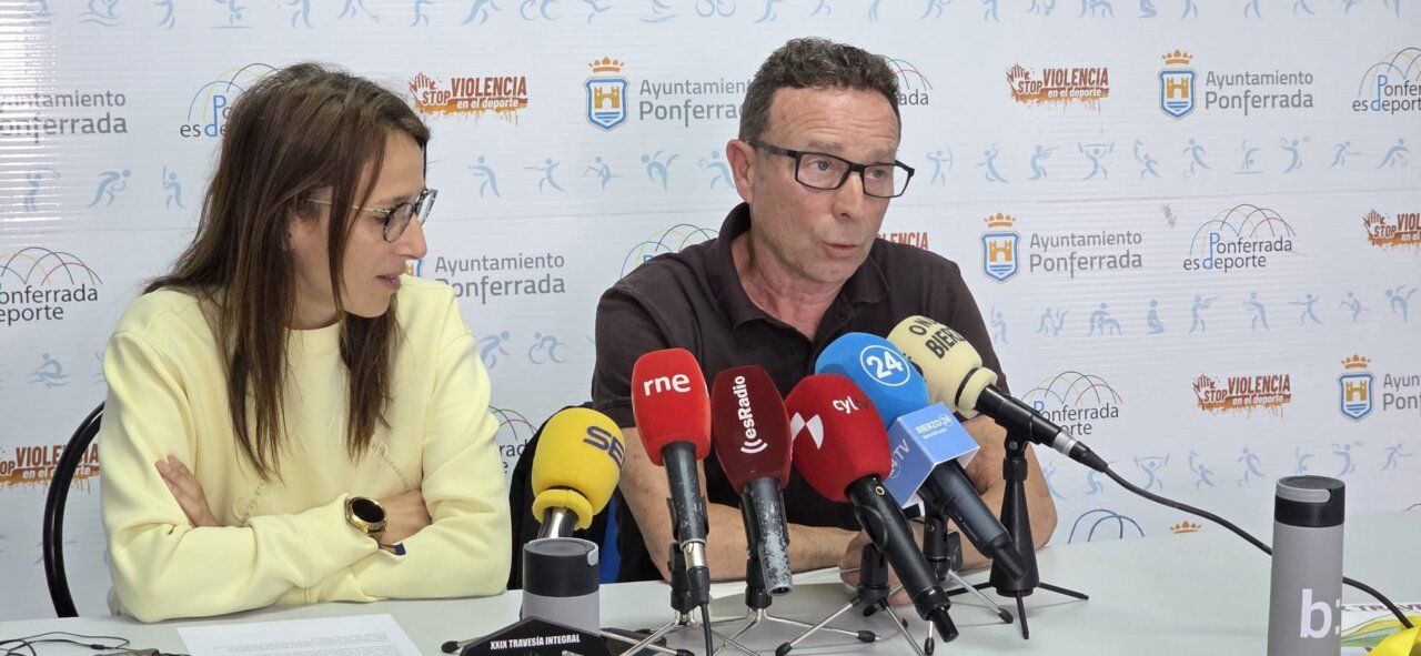 Dos personas en una conferencia sobre la XXIX Travesía Integral de los Montes Aquilianos
