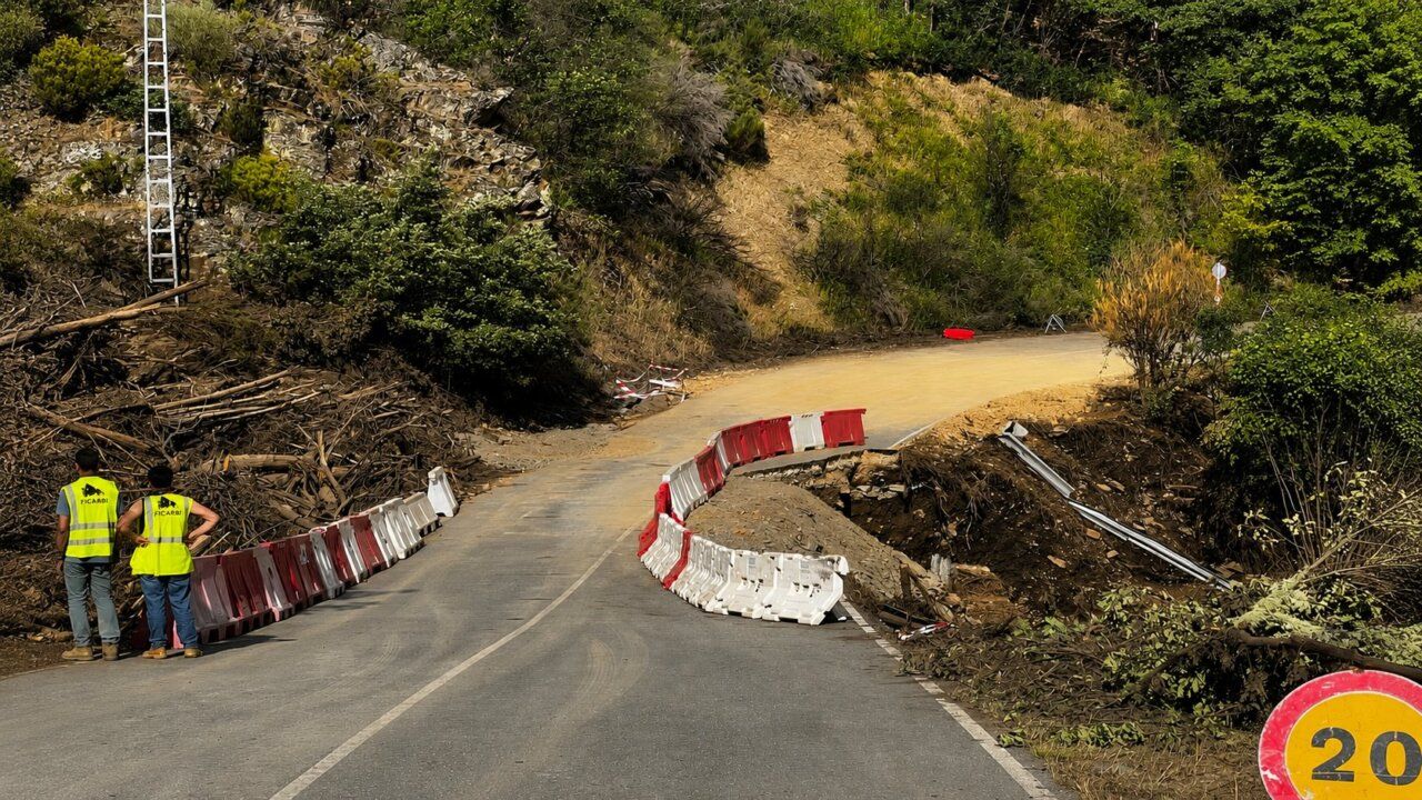 Obras en la carretera de acceso al Valle de Fornela con señalización de seguridad
