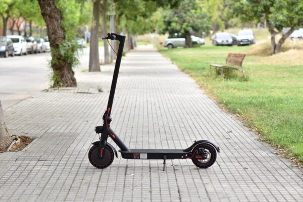 Patinete eléctrico estacionado en una acera de Ponferrada