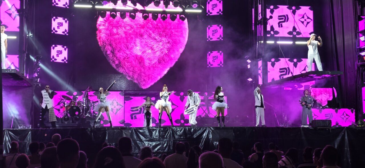 Actuación de la orquesta Panorama durante las fiestas de San Juan en Toreno