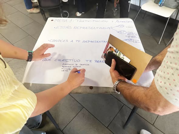 Personas participando en una mesa de diálogo sobre salud comunitaria