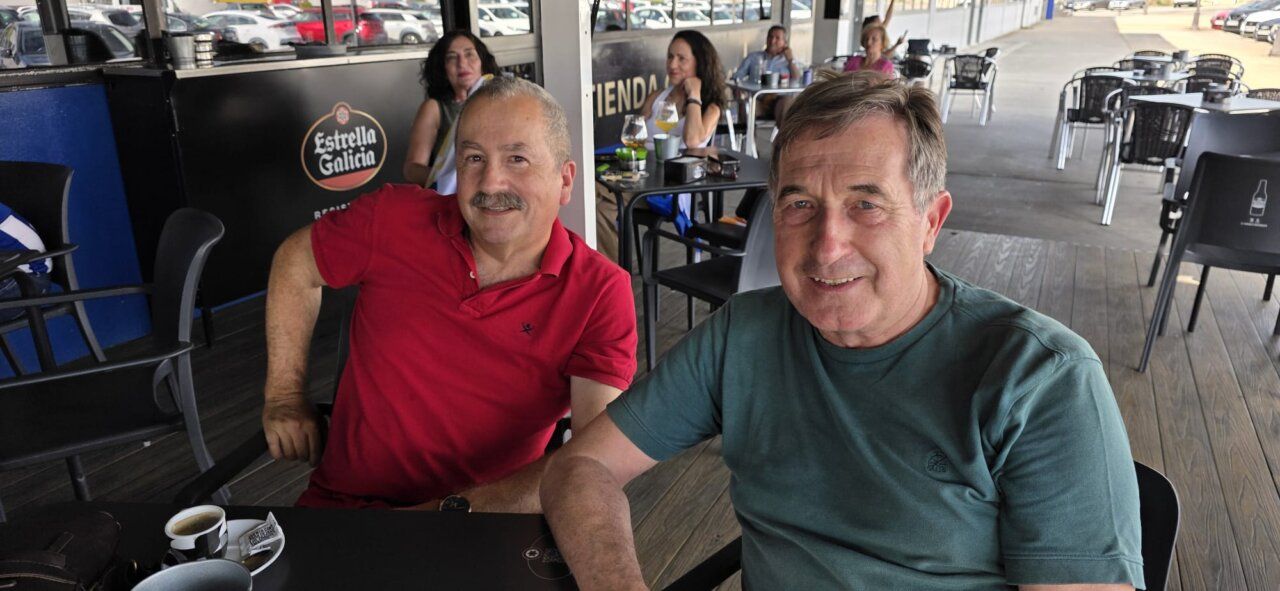 Dos hombres sonrientes en el Bar El Toralín con ambiente de afición