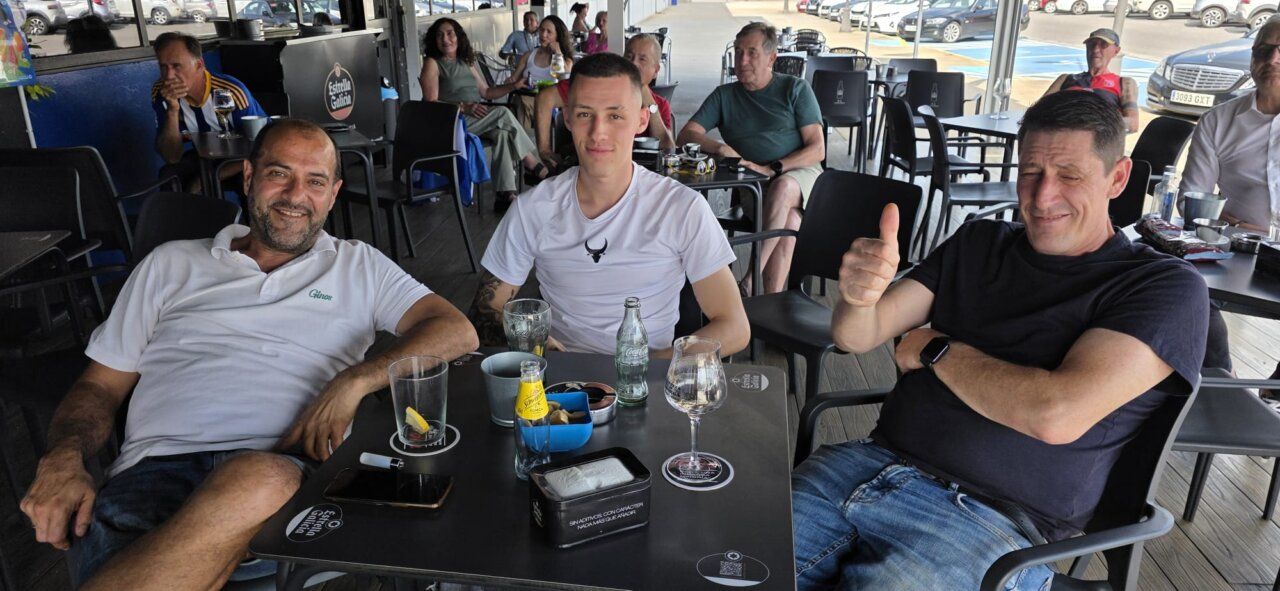 Aficionados de la Ponferradina en el Bar El Toralín disfrutando del ambiente
