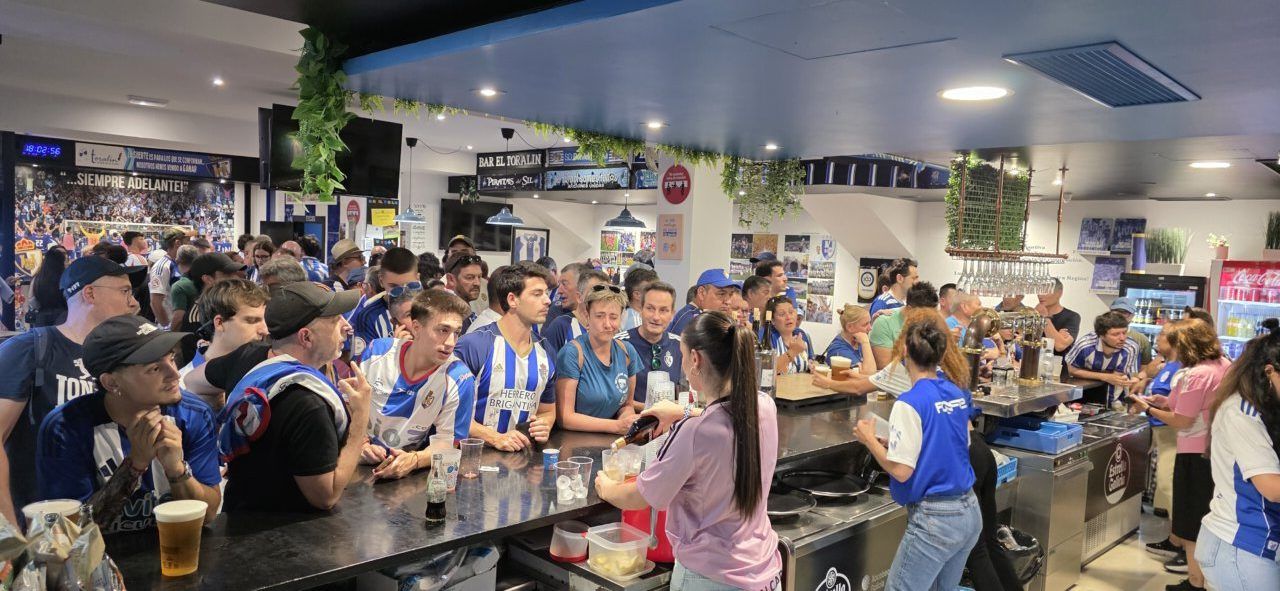 Aficionados de la Ponferradina en un bar durante un partido