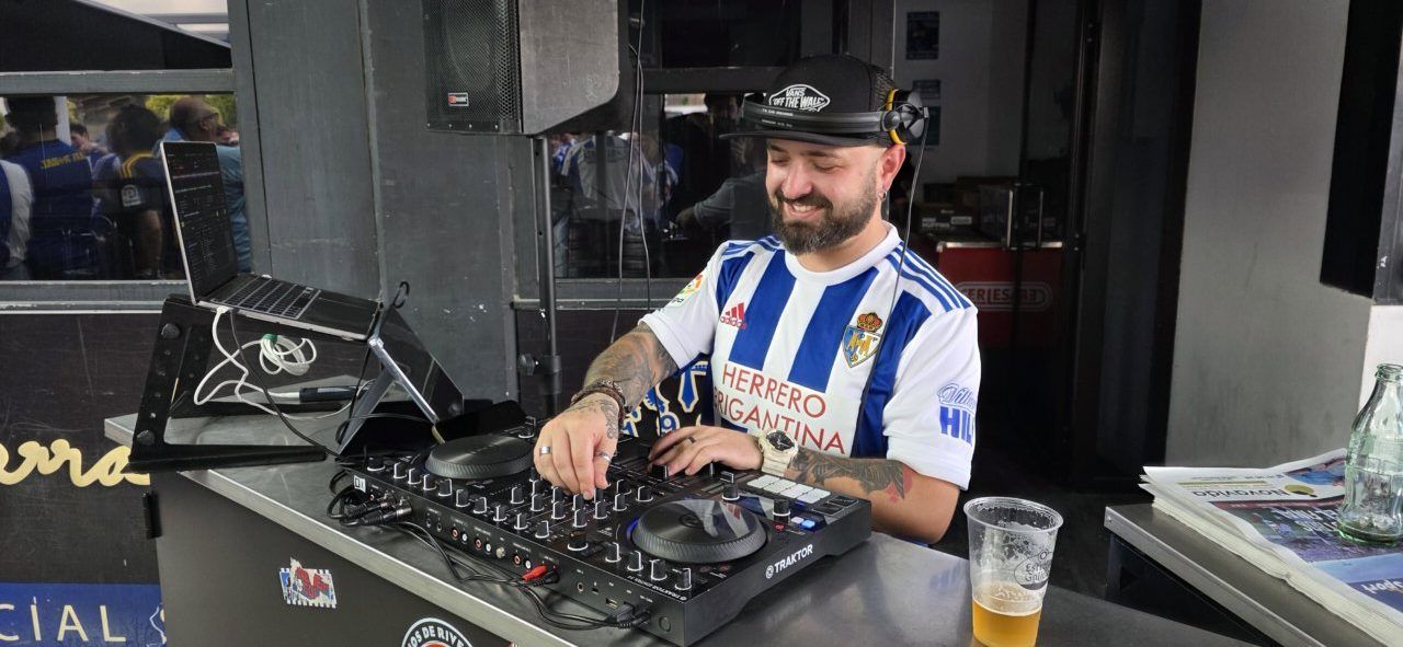Un DJ animando a la afición de Ponferradina en un evento deportivo