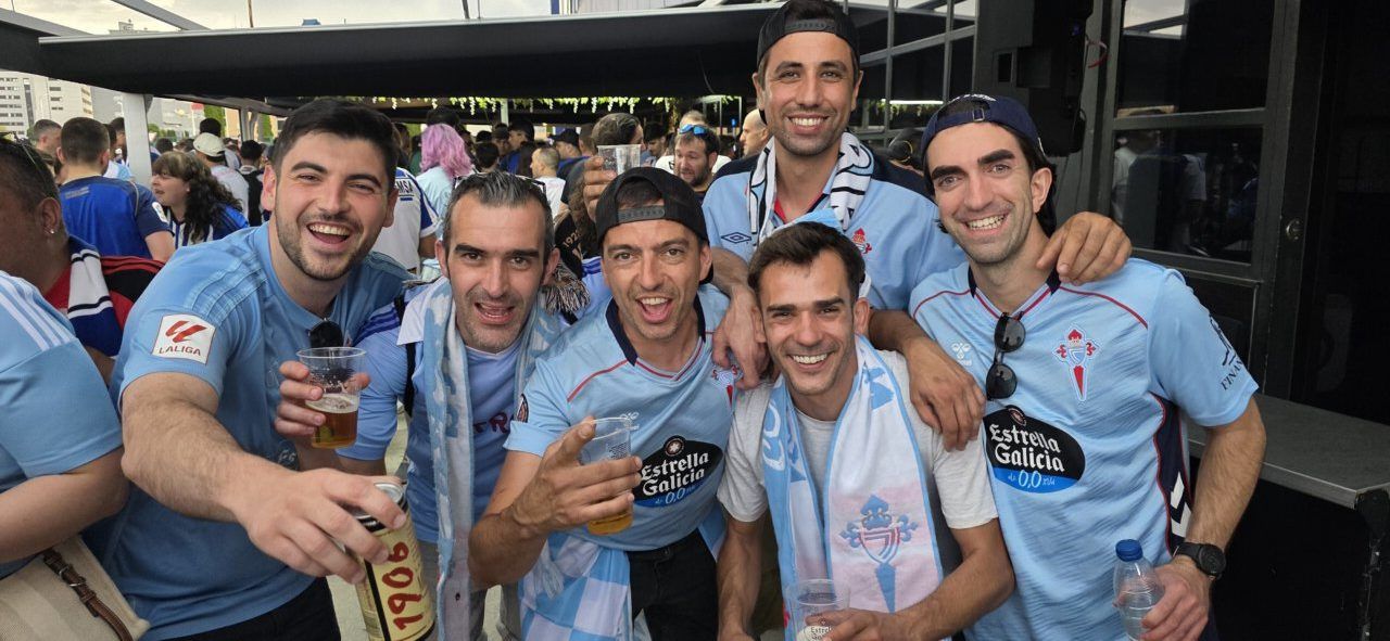 Grupo de aficionados del Celta celebrando en un evento deportivo
