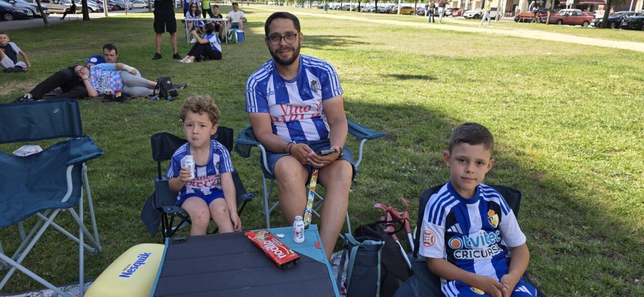 Aficionados de la SD Ponferradina viendo un partido en pantalla gigante