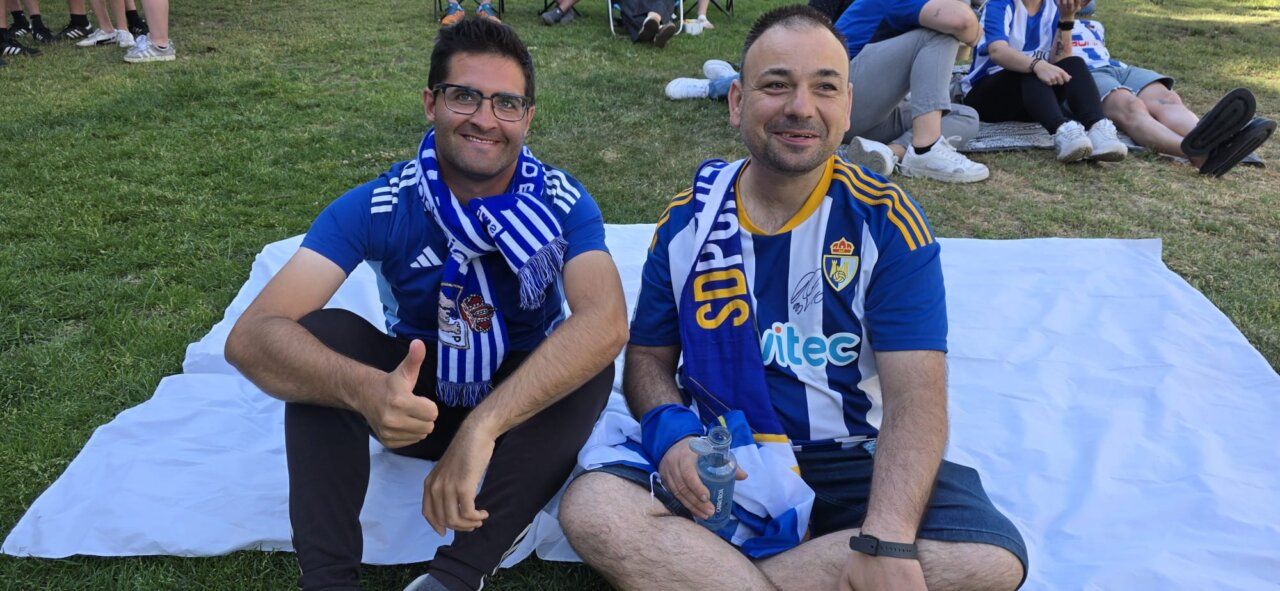 Aficionados de la SD Ponferradina disfrutando de un partido en pantalla gigante.