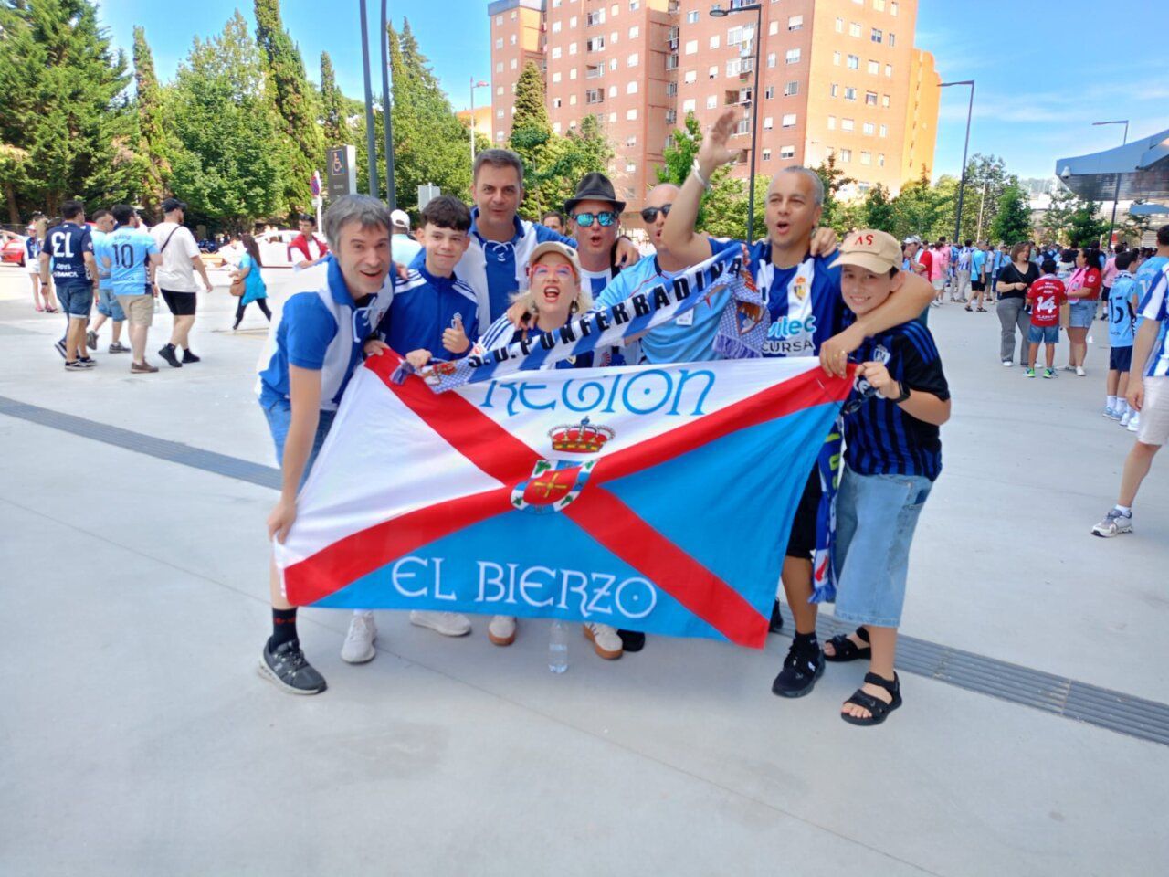 Aficionados de la SD Ponferradina con banderas en Vigo