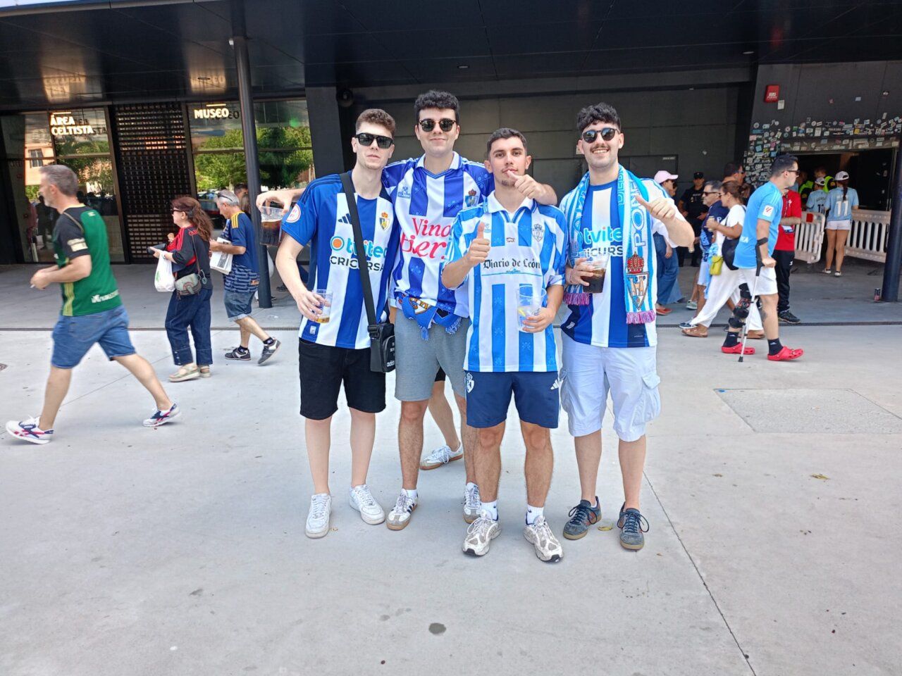 Cuatro aficionados bercianos en Vigo antes de la final de ascenso
