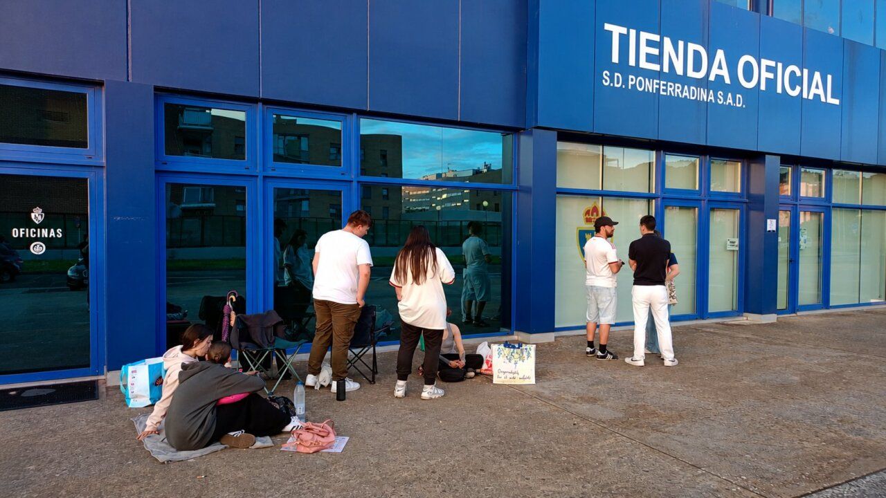 Aficionados de la SD Ponferradina esperando en la tienda oficial