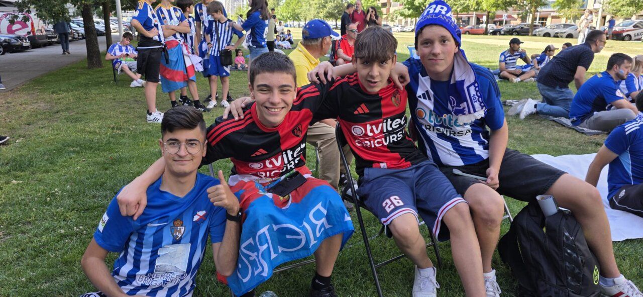 Grupo de jóvenes aficionados de la SD Ponferradina disfrutando del partido