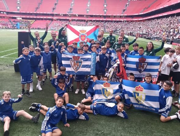 Niños de la Ponferradina en la AC Cup de Bilbao con banderas