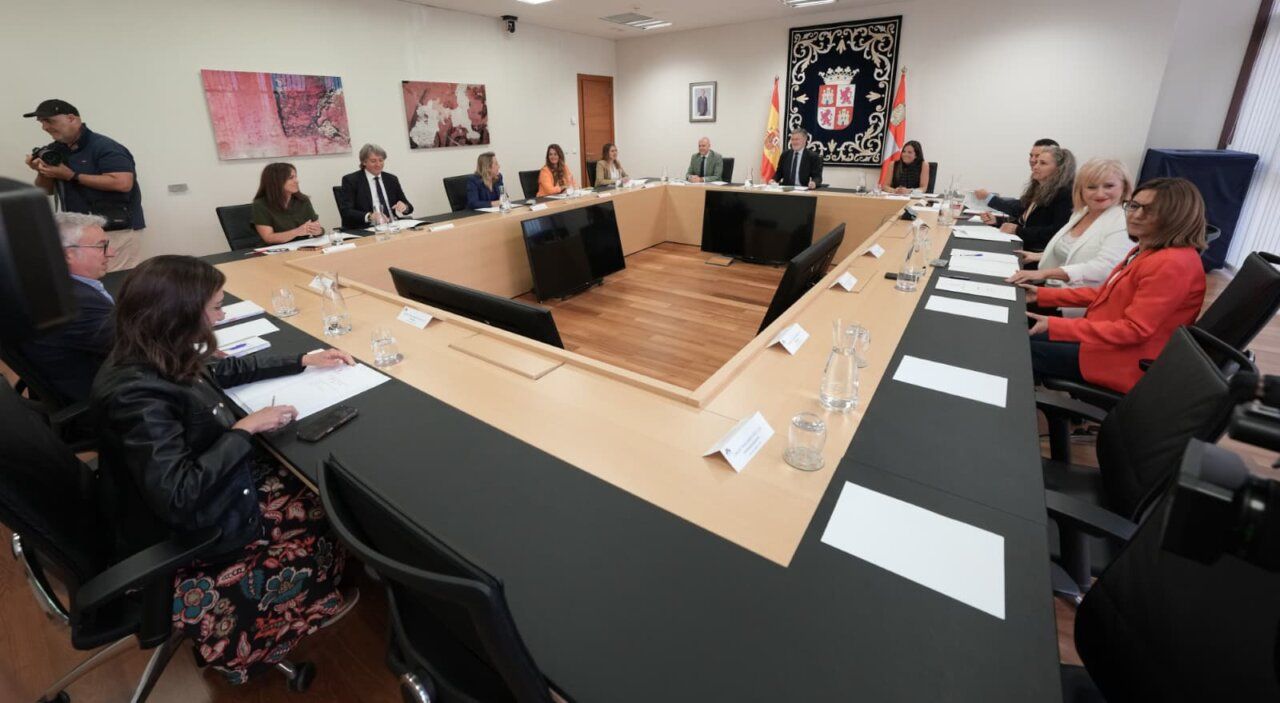Reunión de la Junta de Portavoces con varios participantes en una mesa