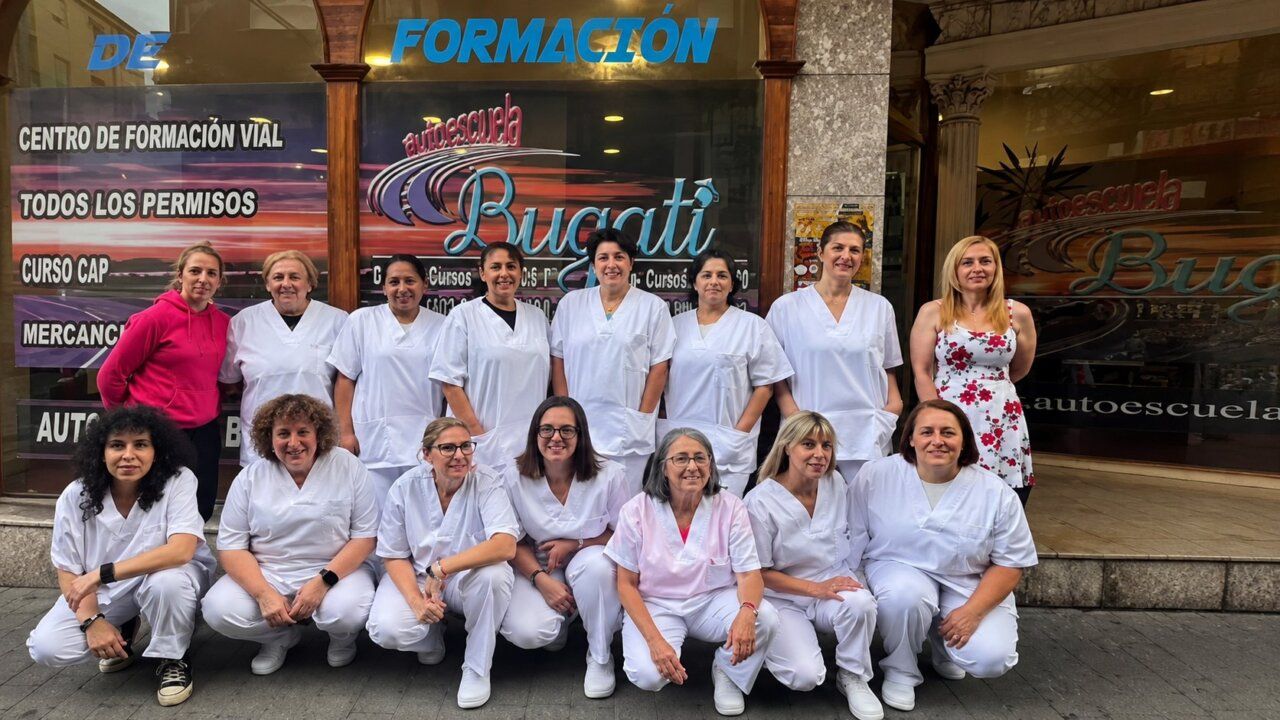 Grupo de alumnas de la Autoescuela Bugati tras finalizar su curso de Atención Sociosanitaria.