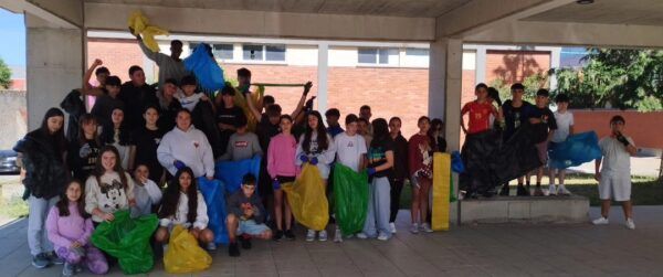 Grupo de estudiantes de 1º de ESO participando en limpieza ambiental