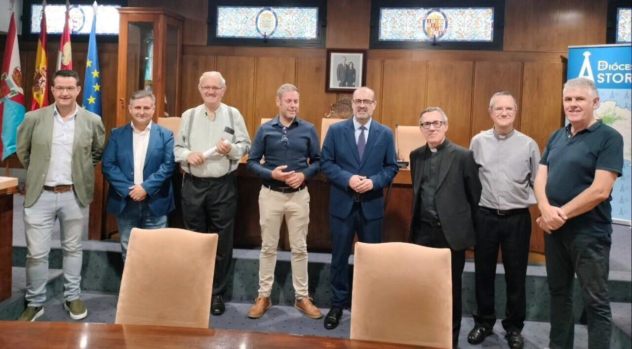 Grupo de personas en la firma del convenio para la Basílica de La Encina