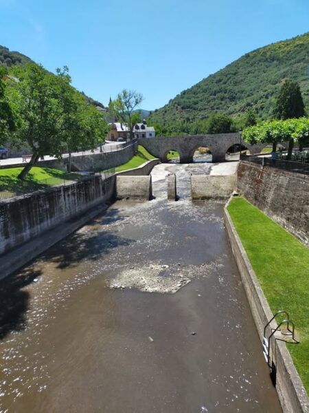 Vista de la piscina fluvial pequeña en Molinaseca tras trabajos de limpieza