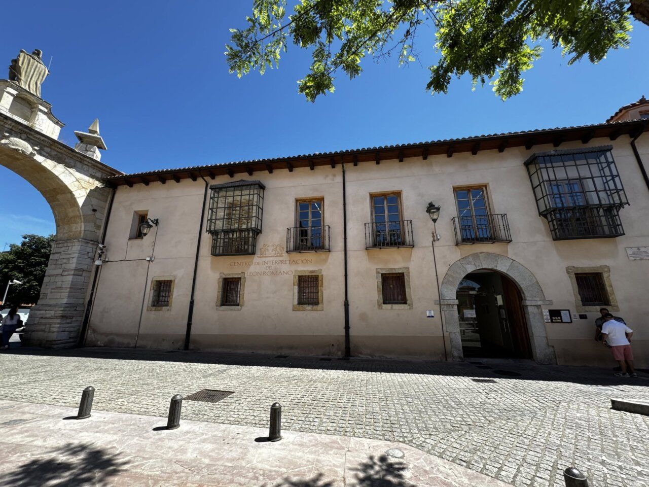 Exterior del Archivo Histórico Municipal de León con cielo azul