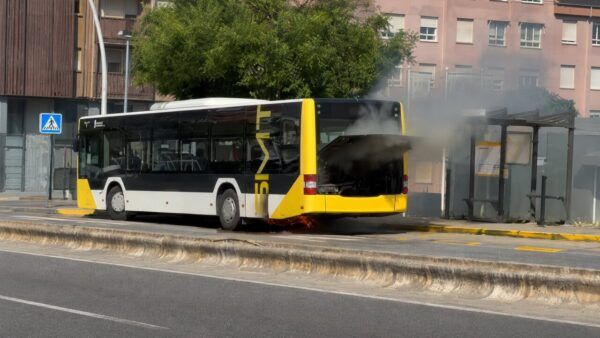 Autobús urbano con humo saliendo del motor en la avenida Astorga.