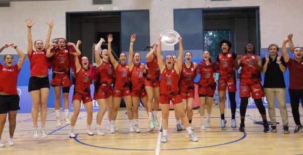 Jugadoras del equipo femenino de baloncesto de León celebrando su ascenso