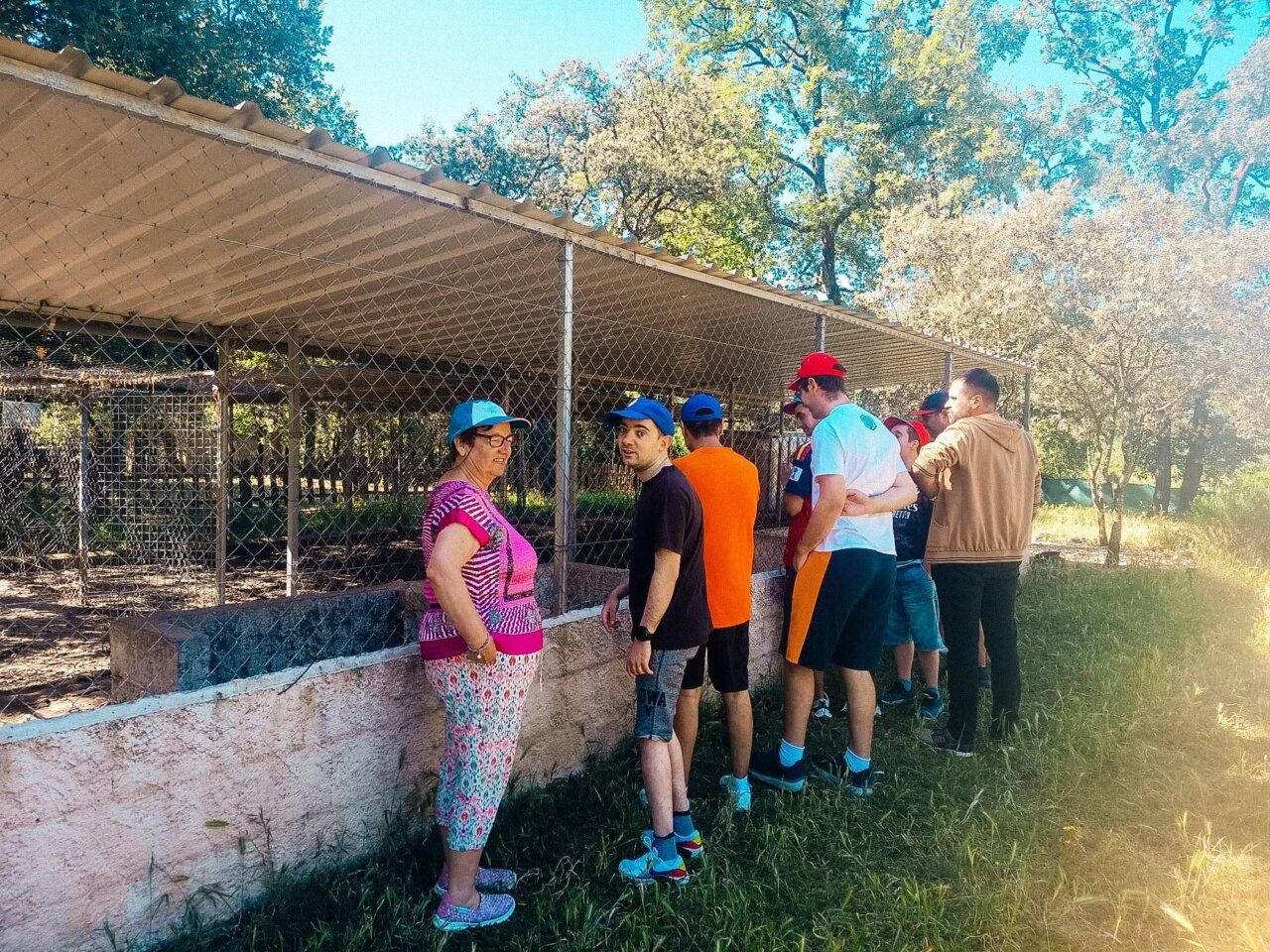 Grupo de personas disfrutando de una jornada en la Finca Fiyuelo