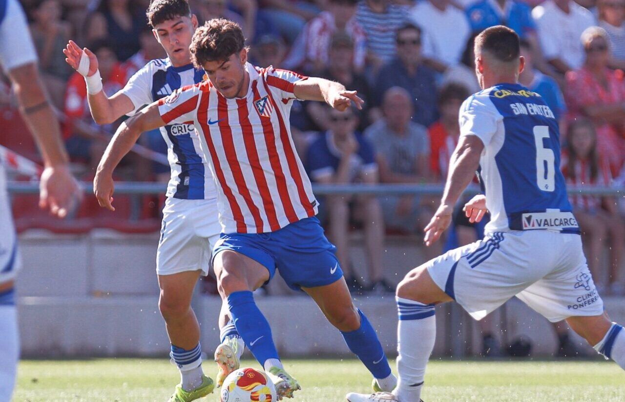Jugadores de fútbol compitiendo en un partido entre Atlético y Ponferradina