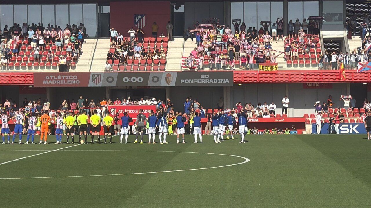 Jugadores del Atlético Madrileño y SD Ponferradina en el campo antes del partido
