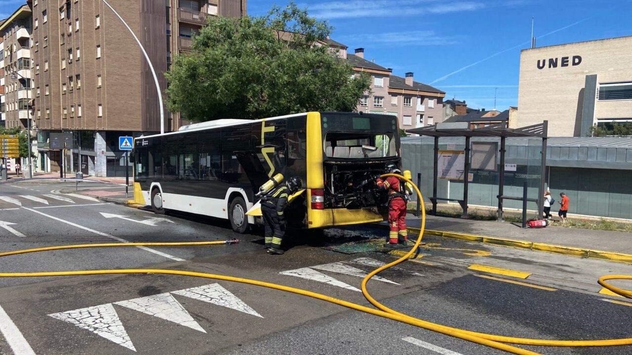 Bomberos controlando el incendio en un autobús urbano en Ponferrada