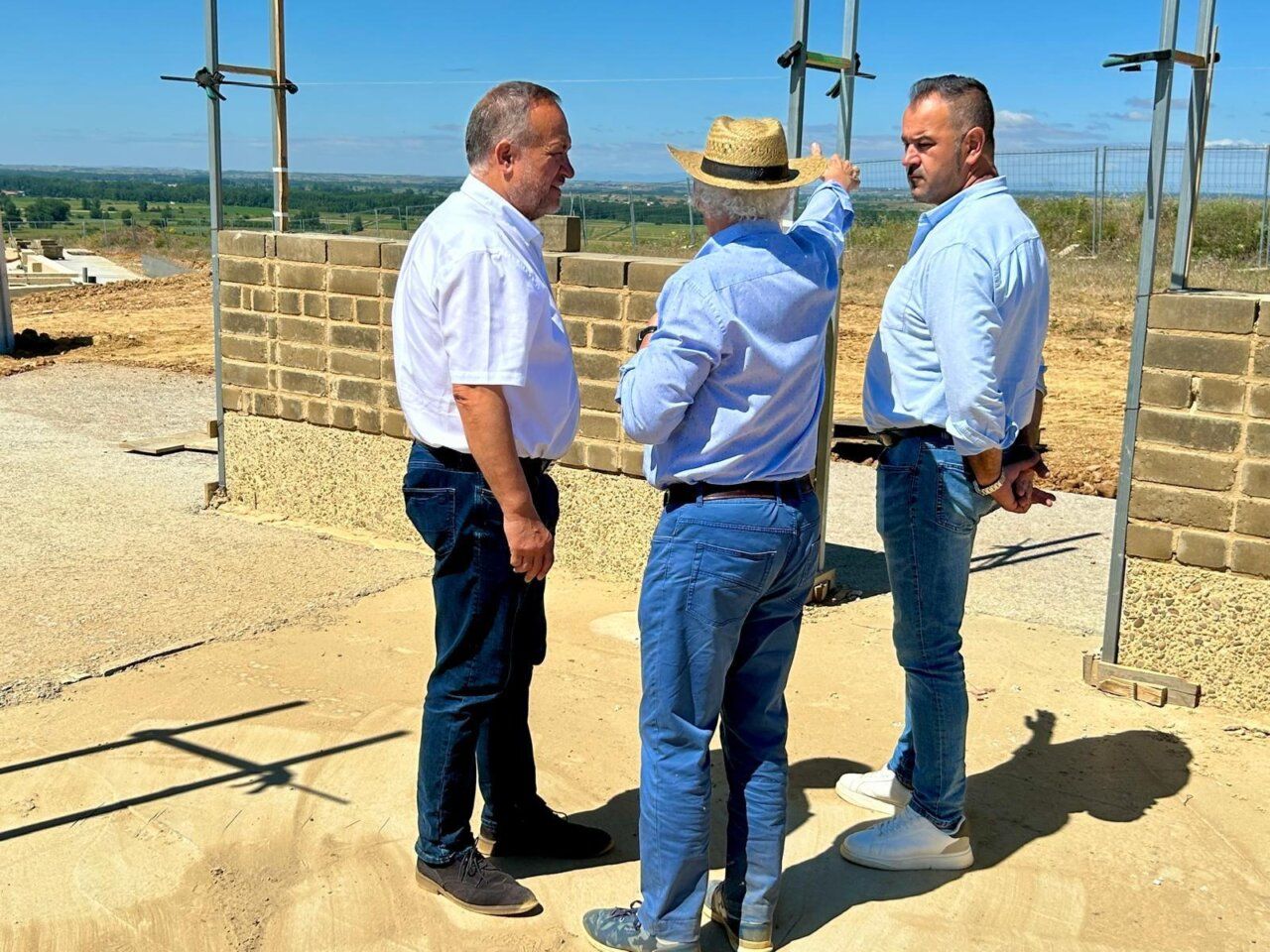 Visita a las obras del Centro Arqueológico de Lancia con tres personas en el sitio