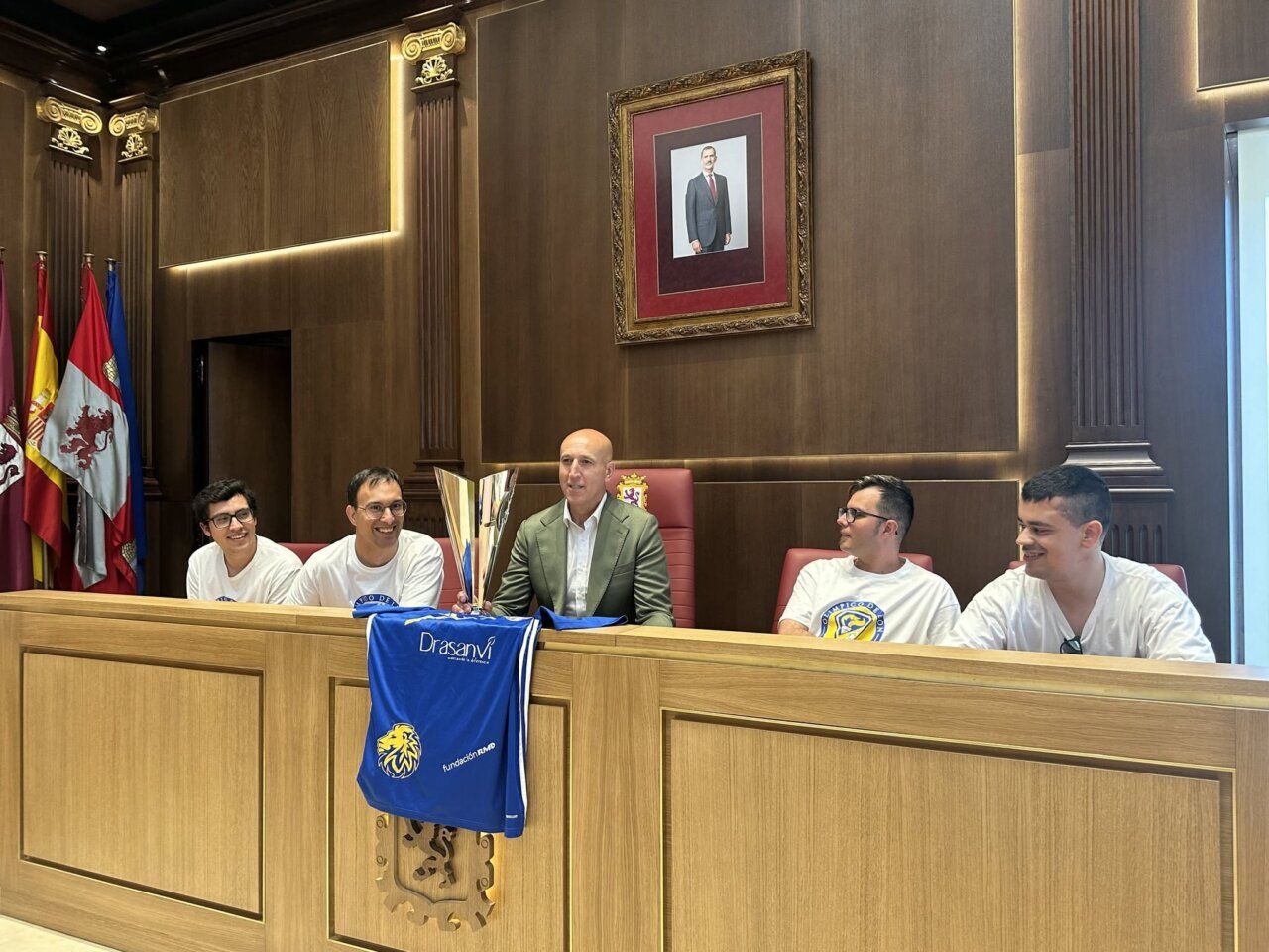El alcalde de León con el equipo Olímpico Asprona León en el Ayuntamiento