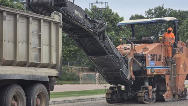 Maquinaria trabajando en la modernización del polideportivo de La Bañeza