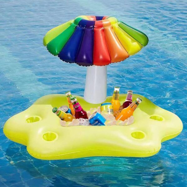 Flotador con sombrilla y bebidas en una piscina