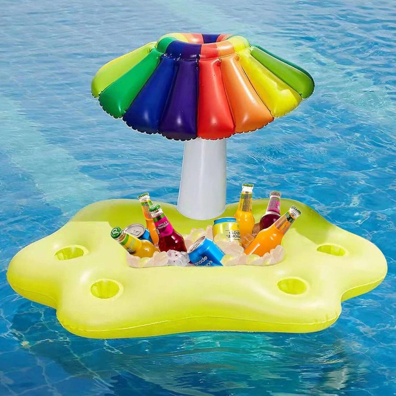 Flotador con sombrilla y bebidas en una piscina