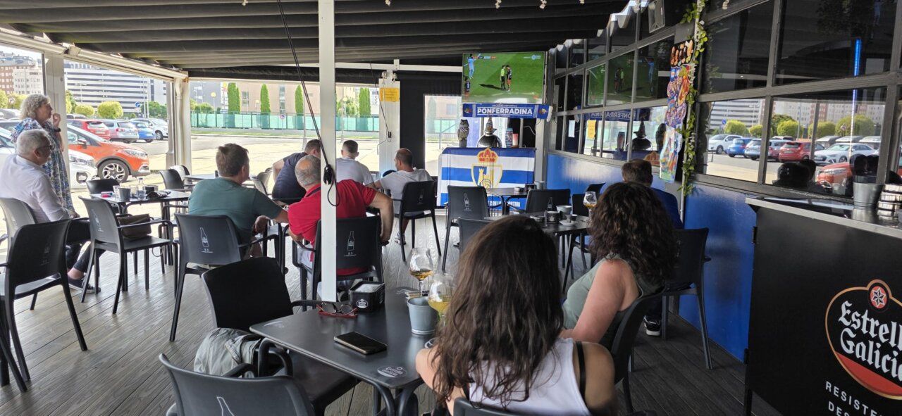 Aficionados viendo un partido en el Bar El Toralín