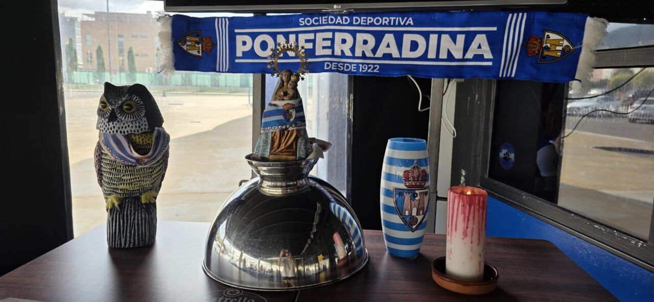 Decoración en el Bar El Toralín con símbolos de la Ponferradina