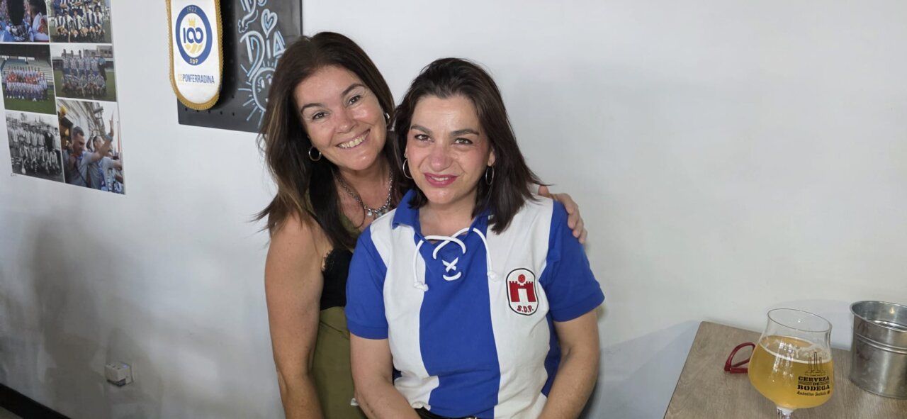 Dos mujeres sonriendo en el Bar El Toralín con camisetas de la Ponferradina
