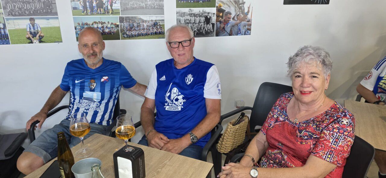 Aficionados de la Ponferradina en el Bar El Toralín disfrutando del partido.