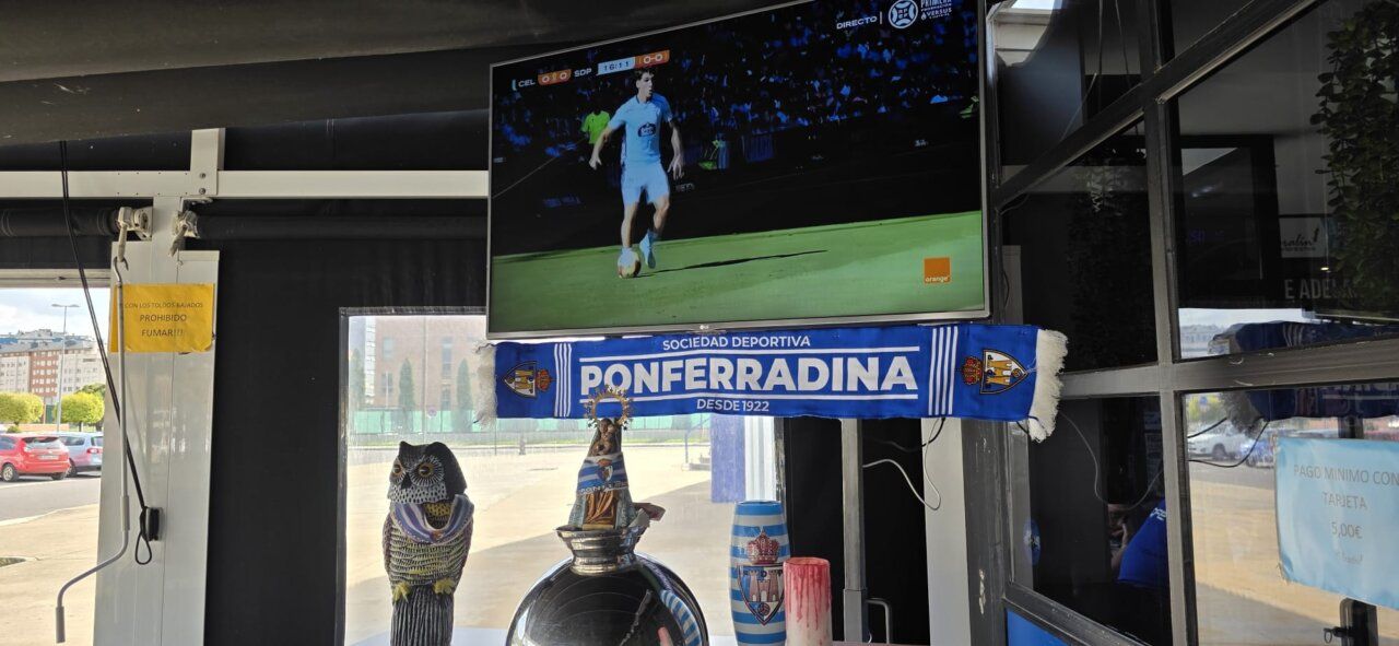 Pantalla de televisión mostrando un partido de fútbol en el bar El Toralín