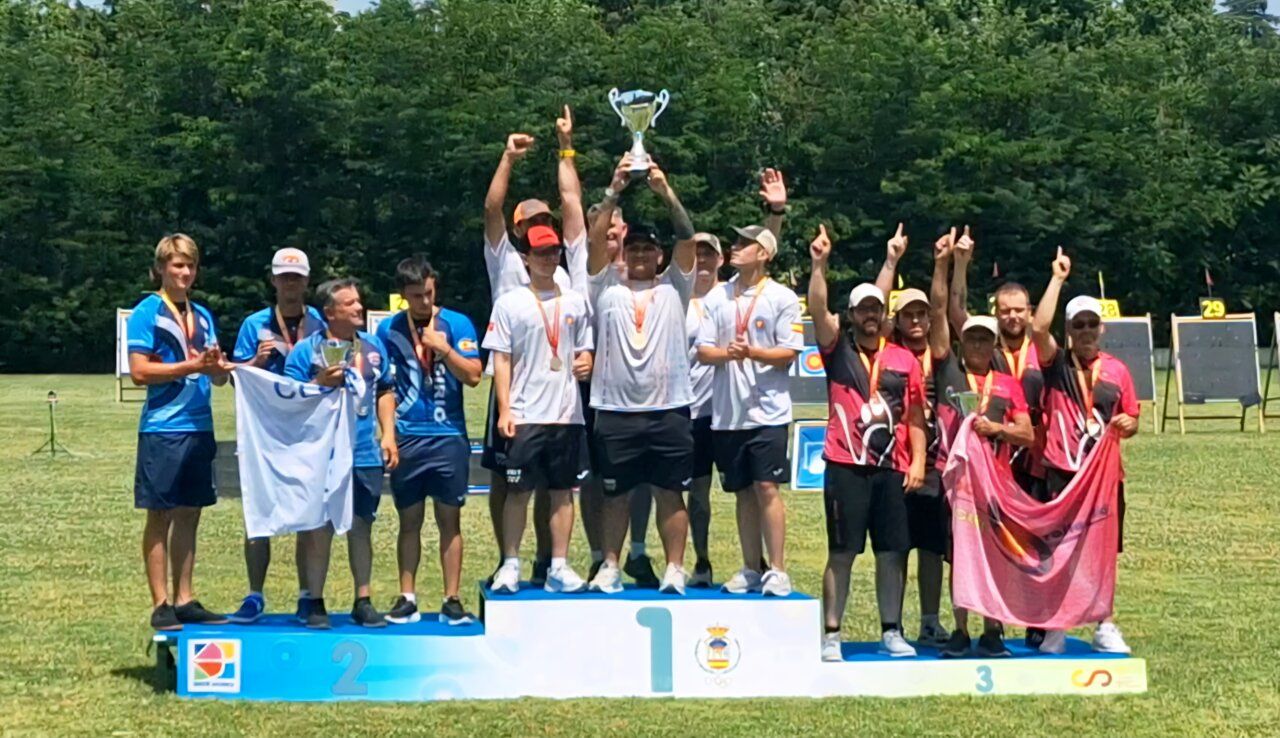 Equipo de tiro con arco en el podio tras ganar un torneo